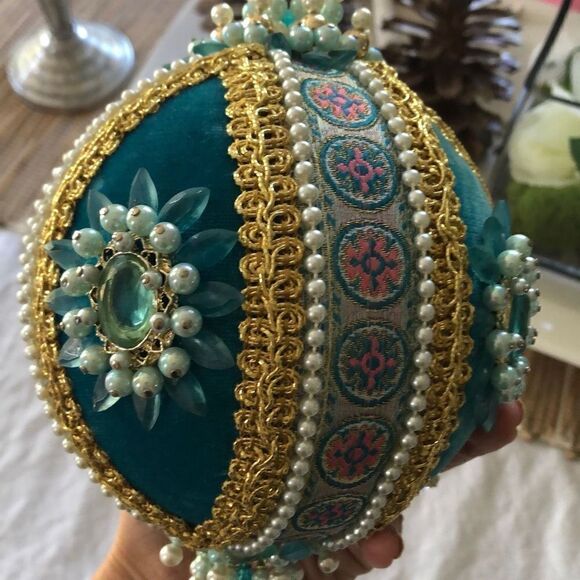 Large Vintage velvet push pin ornament handmade - Picture 4 of 4